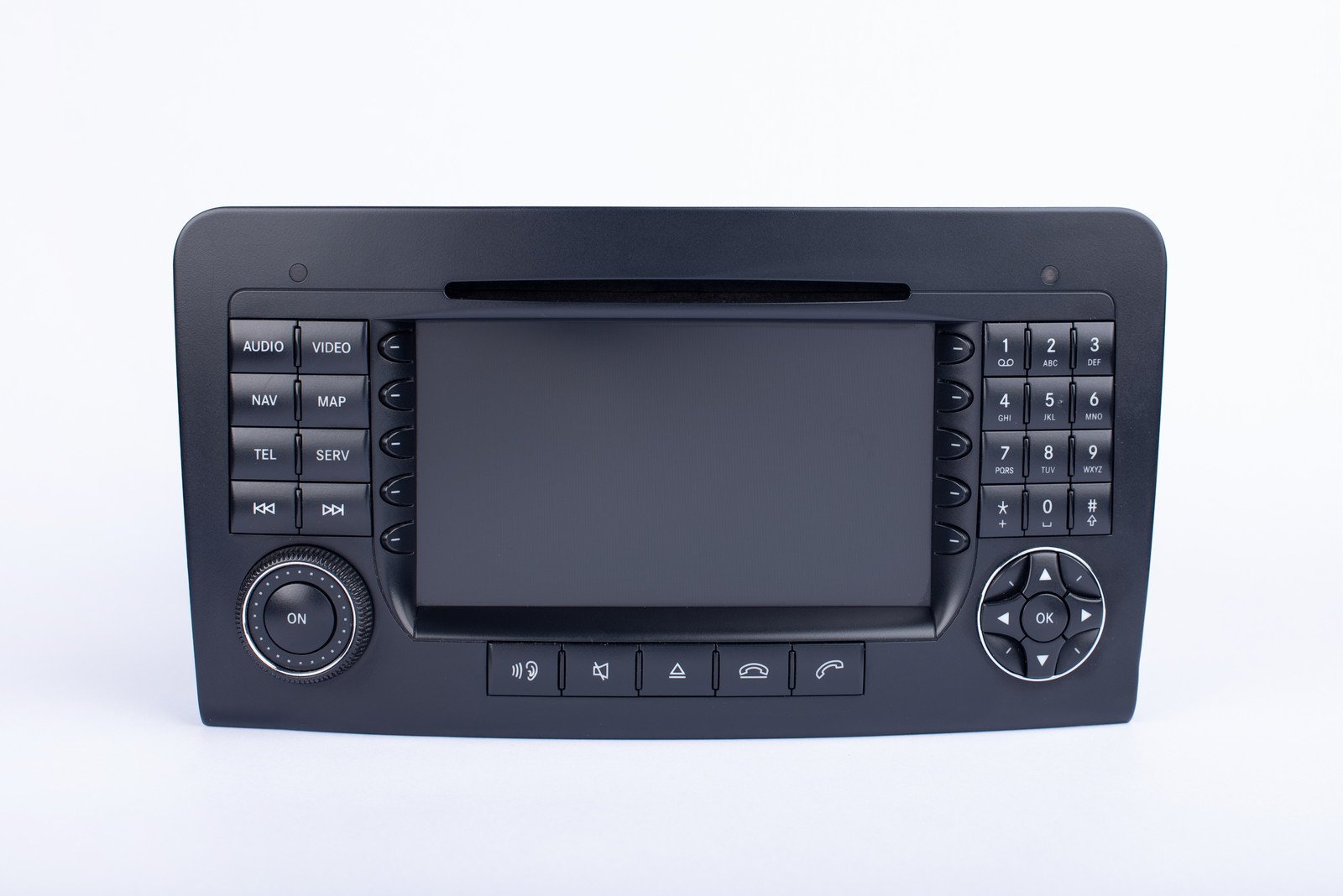 Panel przedni Mercedes COMAND NTG2 – przyciski AUDIO, VIDEO, NAV, MAP, TEL i SERV, klawiatura numeryczna, pokrętło ON oraz krzyżak OK